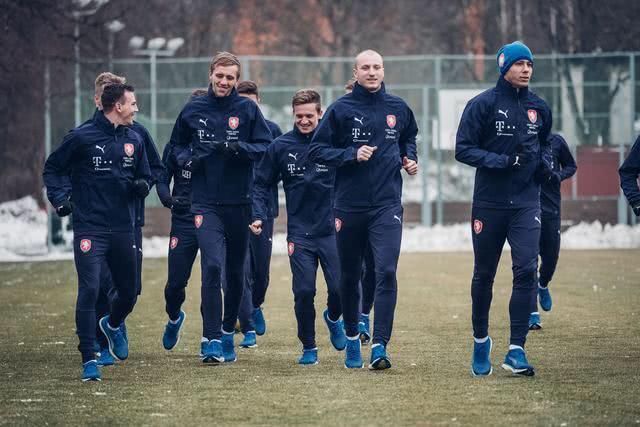 大连一方新帅上任将首战建业 建业球员球衣慈