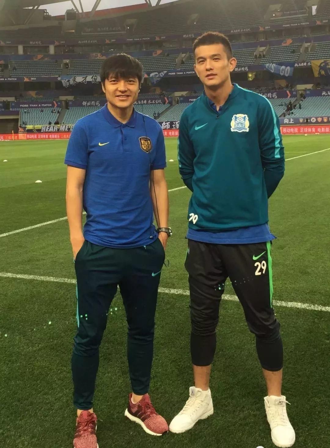 足球运动员在更衣室的自拍照Real精彩!