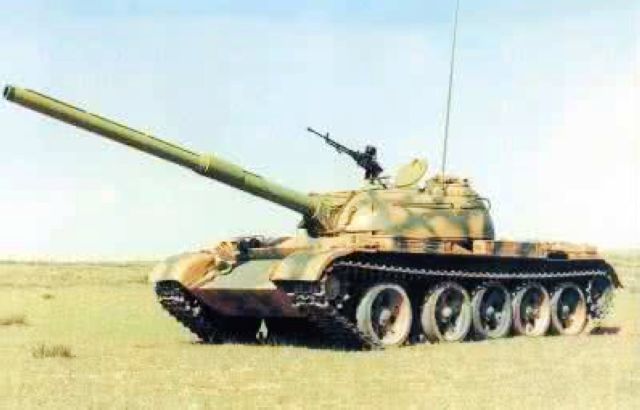 由于国际形势的变幻与国内轻重工业发展的艰辛，解放军陆军不得不长期依赖59式中型坦克打天下，由此也开启了“五对负重轮”的传奇生涯。59、59-1、59-2、59-2A、59D、59-120……层出不穷的“59家族成员”几乎穷尽了人类对一款坦克的改进想象力。图为装备120毫米滑膛炮的59-120坦克。