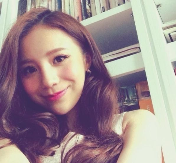 笑起来是个很可爱的女生.她叫筱婕.