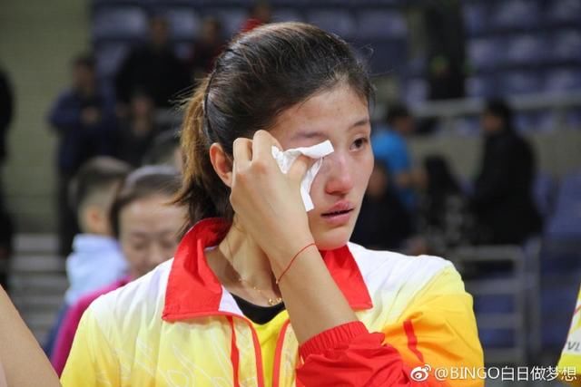 心疼!中国女排两大奥运冠军紧紧相拥失声痛哭,百感交集不能自已