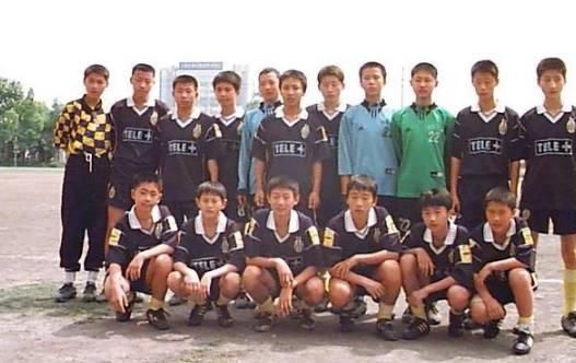 韩寒自爆踢足球被小学生们当狗遛,于海:是我