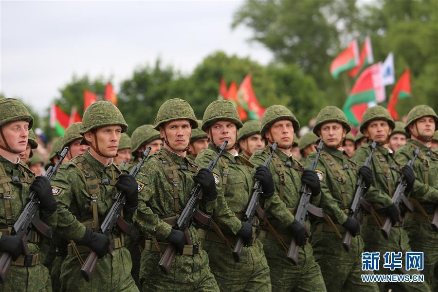 白俄罗斯举行独立日阅兵 中国产红旗轿车抢眼