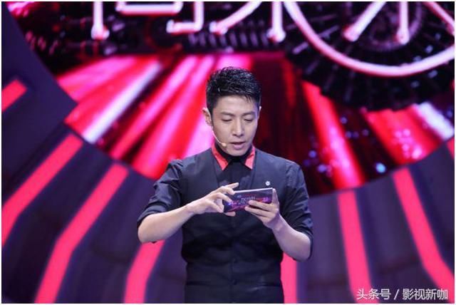 他在央视呆了19年,4次主持春晚,娶个外籍女友