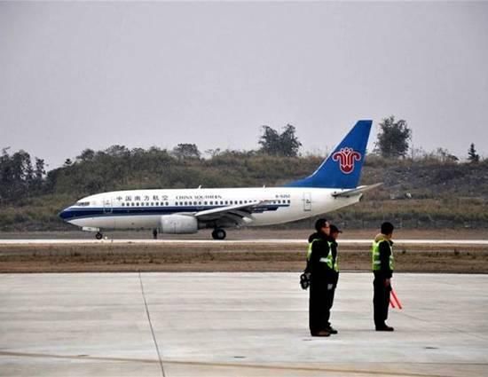 牛逼!国内一座建在悬崖上的民用机场 就是玩心