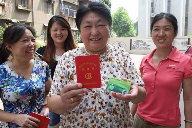 女职工今年50岁,养老保险没有交满15年,可以退