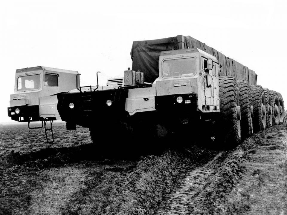 对比下驾驶室门就能感受到这货轮胎有多大了轮胎巨大无比的maz-7904