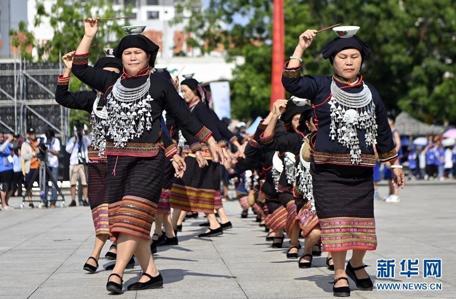 8月7日，人们在海南保亭七仙广场上嬉水。 当日，海南保亭的黎族、苗族群众迎来一年一度的传统节日——嬉水节。当地居民和游客互相泼水，祈求风调雨顺，幸福安康。