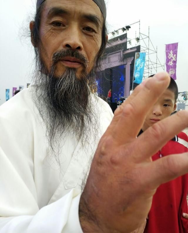 武当道长张忠诚,铁砂掌功夫了得,目前已经炼成,效果惊人,轻松开砖碎石