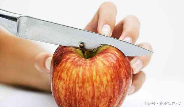4位年轻幼师来幼儿园应聘,每人切了一个苹果,