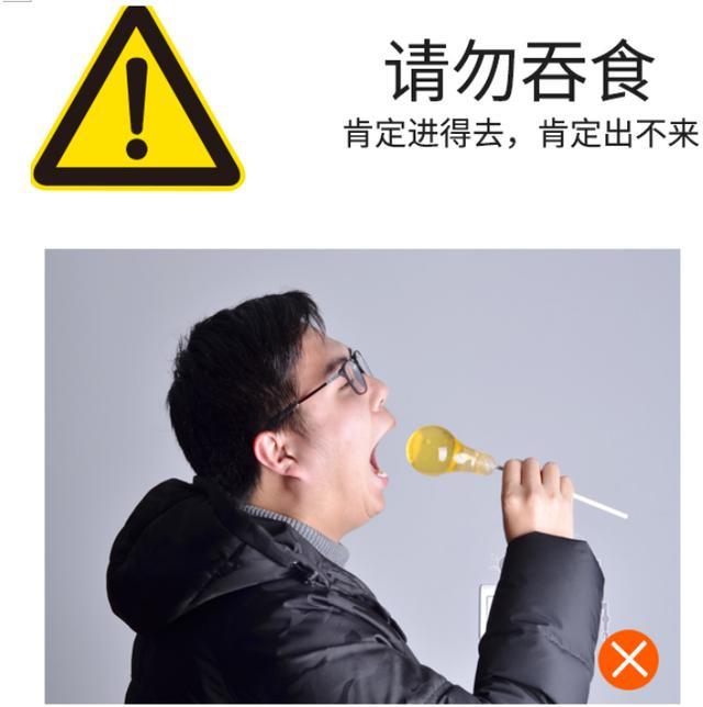 从照片可以看出,该男子的嘴巴已经被灯泡糖塞满,面部关节十分僵硬