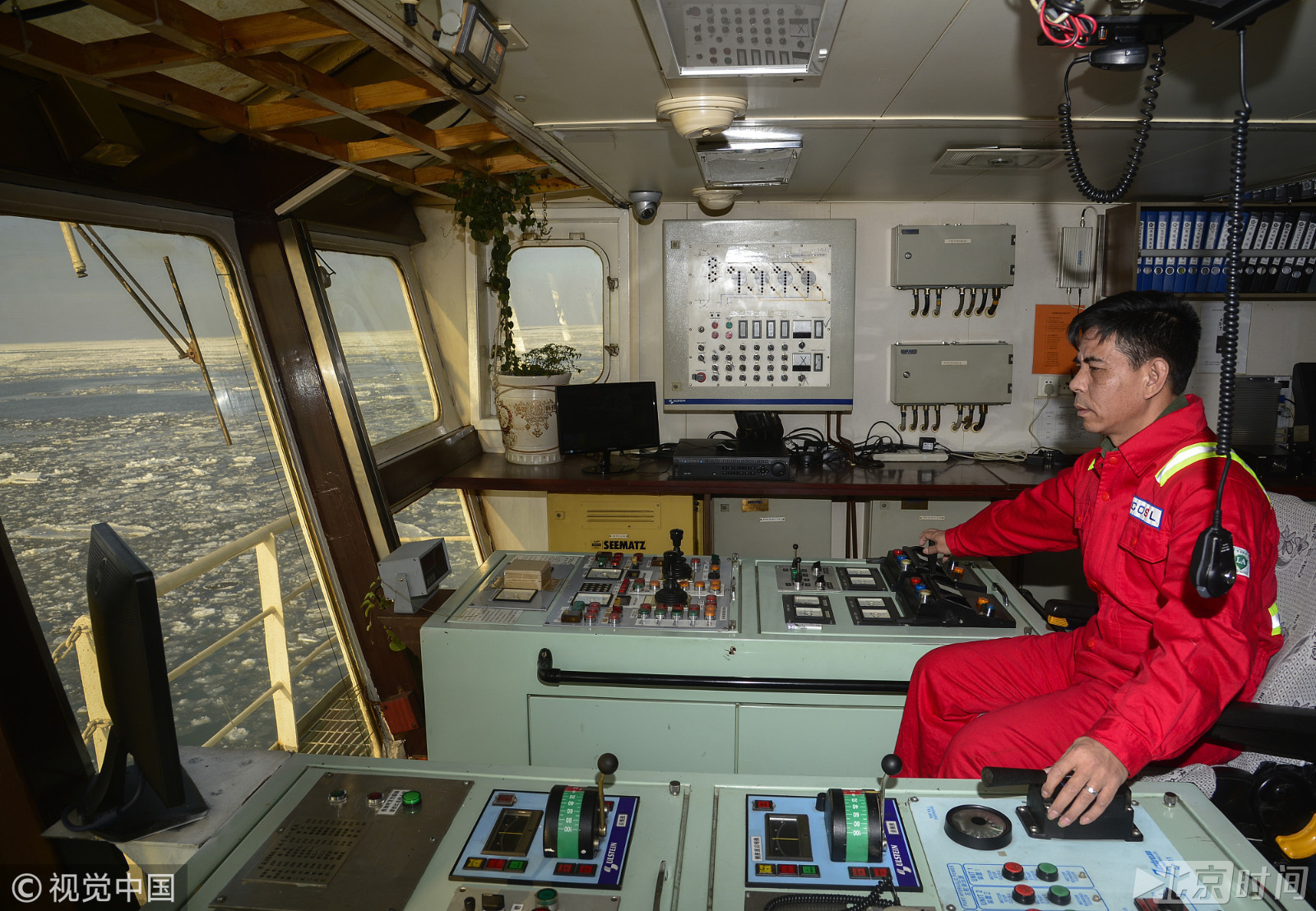 中国最北海上油田进入冰川时代 抗冰战士俩