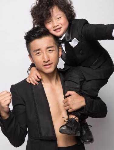 邹市明长子邹明轩一头的卷发非常有神韵,而且他的妈妈冉莹颖也很受