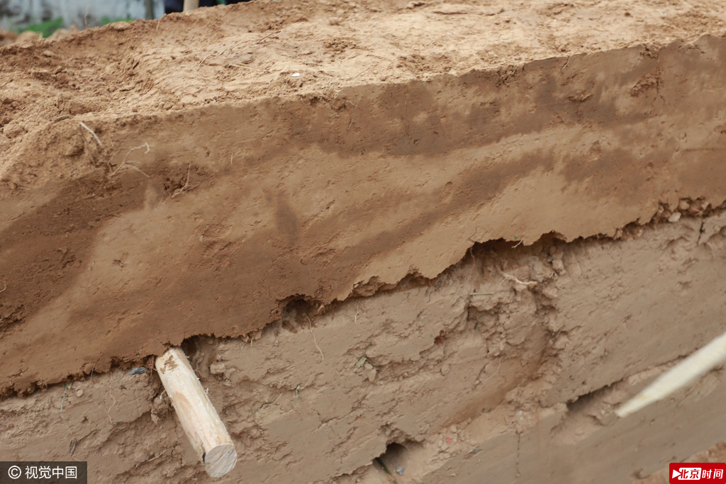 郑州，在殷商古镇傅說故里河南省荥阳市石洞沟村，傅說的后裔子孙在用祖先发明的“版筑术”打土墙，再现了流传了三千年多年的版筑技艺。