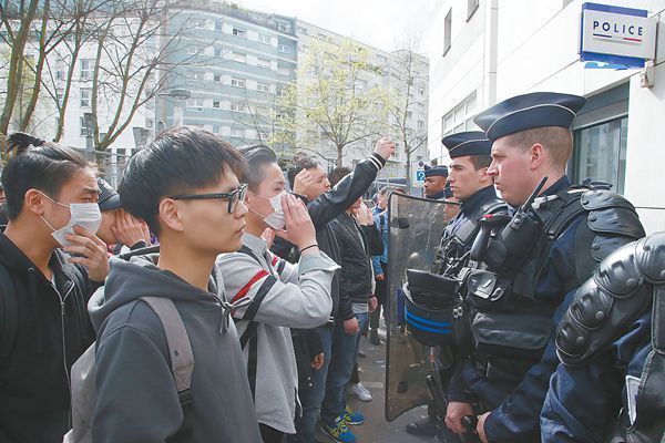 法国警察射杀中国公民被关押 26名抗议华人获