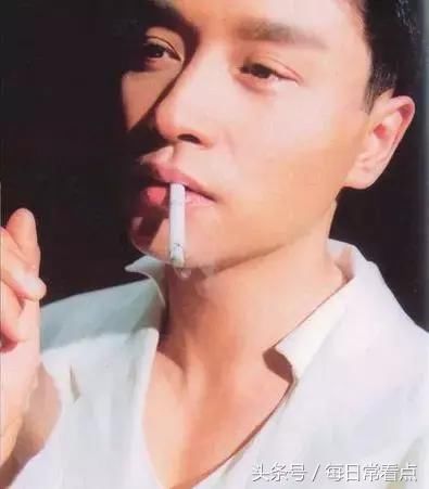 明星抽烟被拍:张国荣姿势优雅,胡歌王凯搞笑,陈