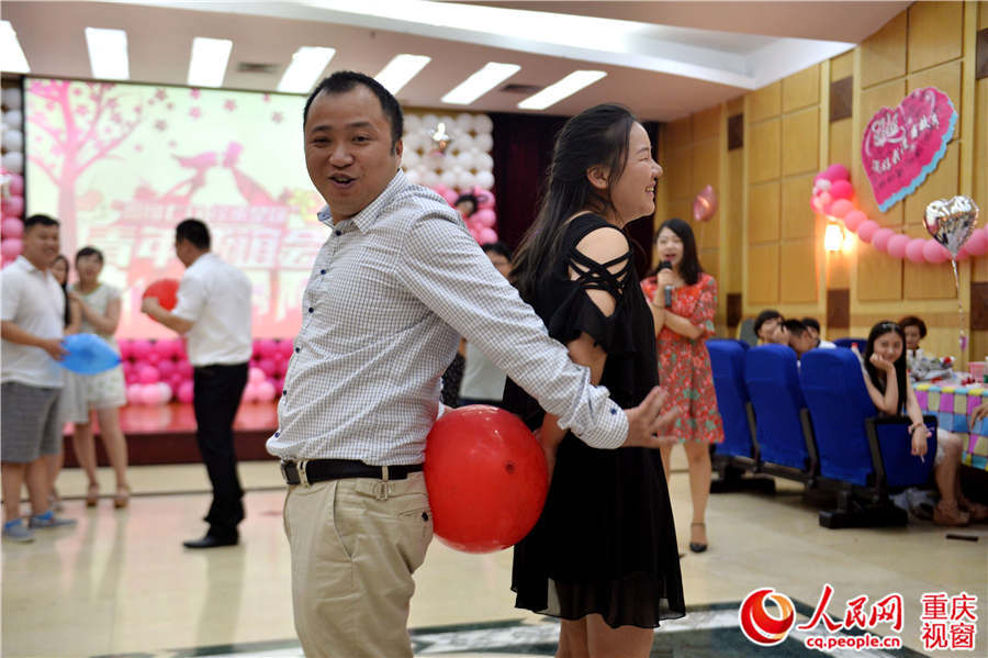 活动现场,男女嘉宾纷纷主动上台展示才艺,通过自我介绍、情歌对唱、游戏互动等形式,加深彼此的印象,寻找默契和缘分。