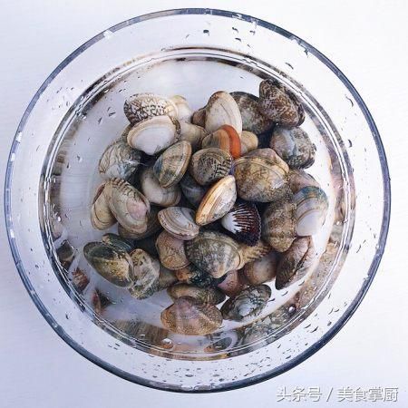 食材处理 花蛤撒入适量的盐泡水(加入食盐是为了让花蛤吐沙 也