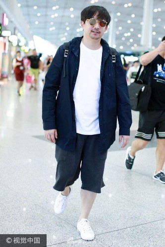 组图:黄磊梳汉奸头见镜头笑呵呵 进关不忘挥手