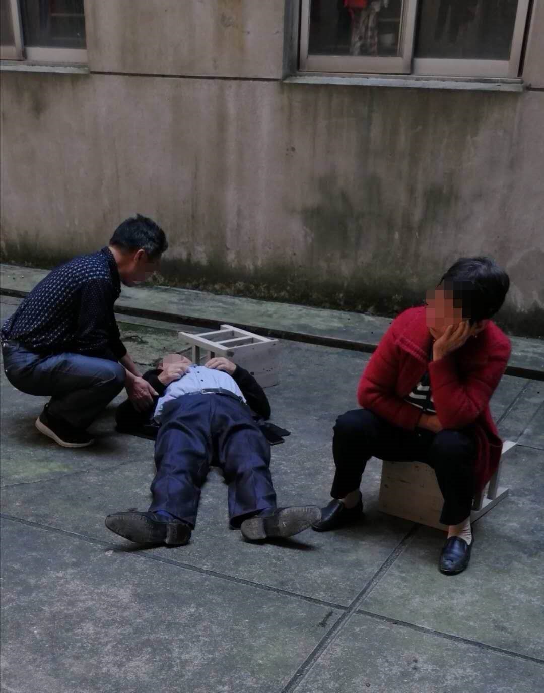 南昌一大学生坠楼死亡 尸体被身穿制服人抢走