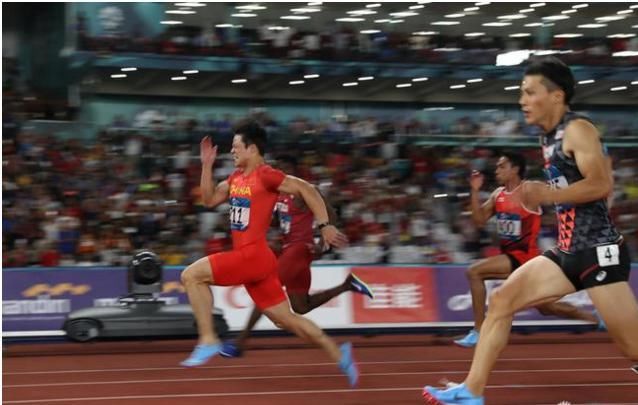 苏炳添亚运会百米夺冠,手上戴着的智能手环也
