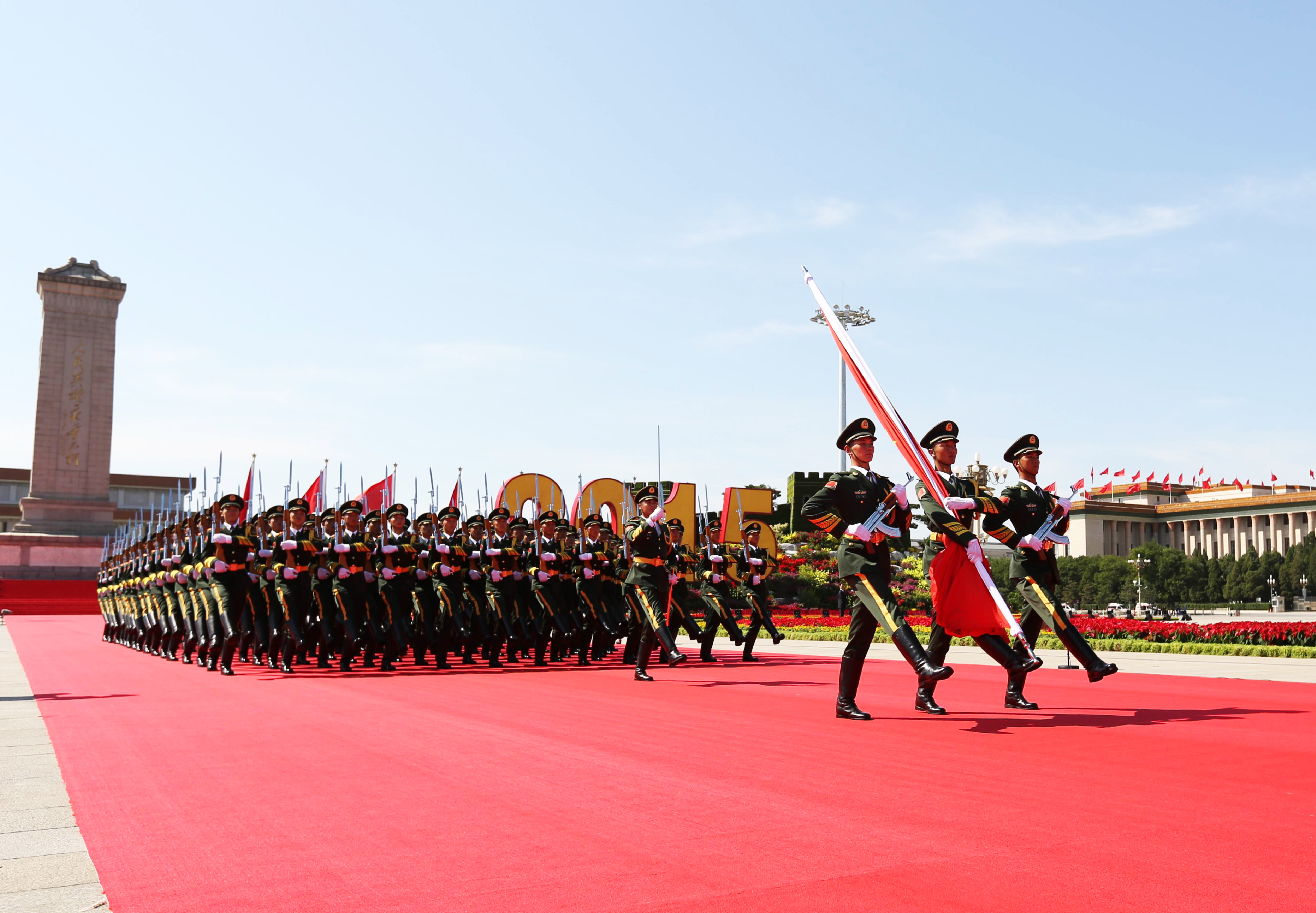 2015年9月3日，纪念中国人民抗日战争暨世界反法西斯战争胜利70周年大会在北京隆重举行。这是阅兵仪式中，武警升国旗仪式方队护卫着国旗向国旗基座前进。李光印摄