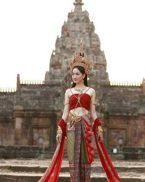 《三面娜迦》改编自小说,描述"娜迦女神"与人类的爱情故事.