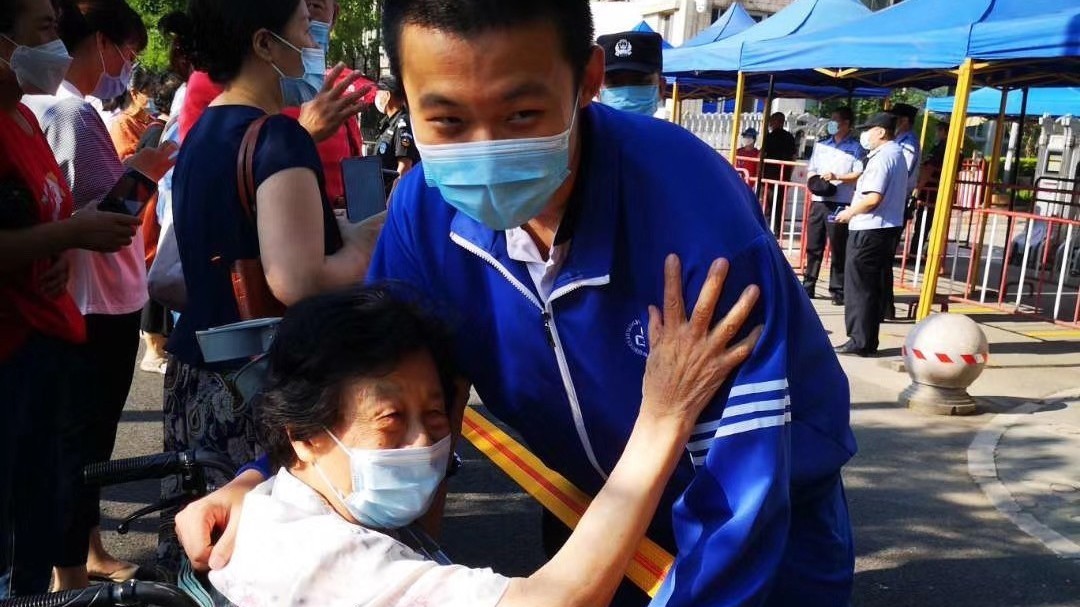 泪目!87岁老校长坐轮椅送考,坚持亲自送考17年! 泪目!87岁老校长坐轮椅送考,坚持亲自送考17年!