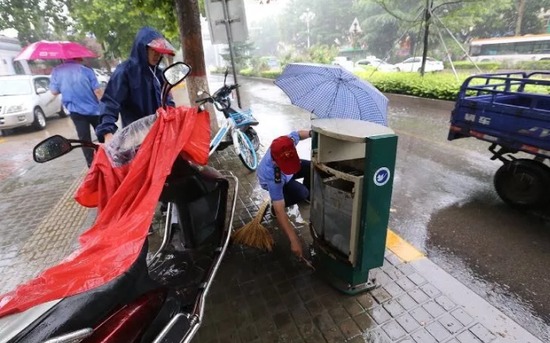 三门峡市工商局志愿者冒雨开展洁城行动