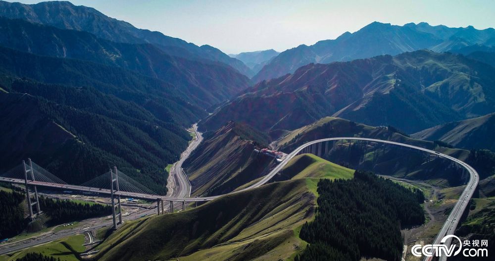 果子沟素有“伊犁第一景”之称，沟内峰峦耸峙、峡谷回转、松桦繁