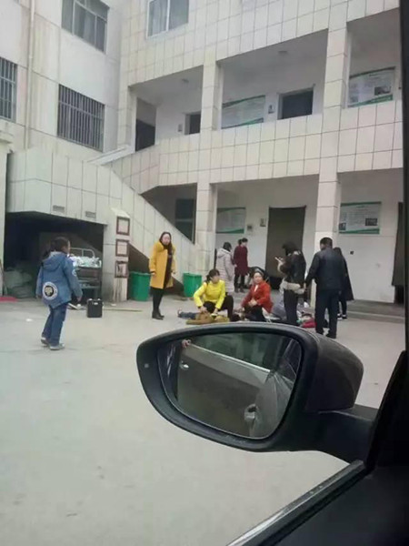 河南踩踏事故学校教师:开考前集中上厕所引发