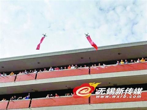 无锡一中校长用无人机送亲笔信 激励高考学子
