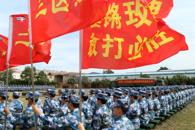 旌旗蔽日，浓烟滚滚，吼声震天，新训正式开始了！