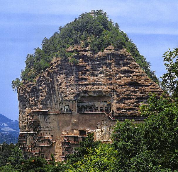 在垂直崖面上的惊险景观
