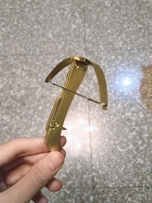 学校门口现危险玩具牙签弩 杀伤力也不容小觑 学校门口现危险玩具牙签弩 杀伤力也不容小觑