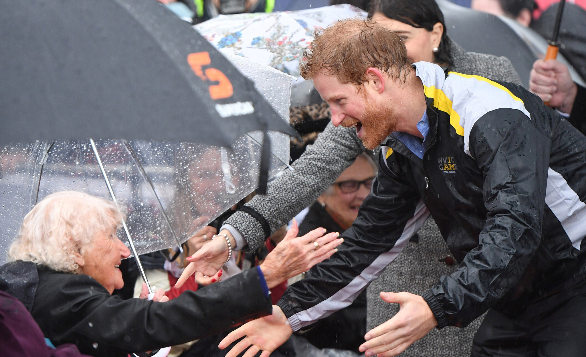 当地时间2017年6月7日，澳大利亚悉尼悉尼港，英国哈里王子出访澳大利亚，前往悉尼港，乘快艇出海遭遇暴风雨。97岁的老人Daphne Dunne 冒雨相见，获哈里王子拥抱。