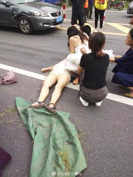 一名女护士在婚礼当天拍外景的路上偶遇一场车祸,见到有伤者倒地,新娘
