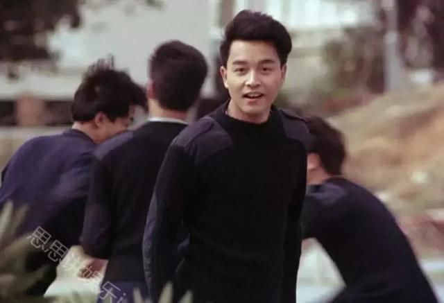 香港影片中抽烟的男明星,周润发大哥范儿,张国