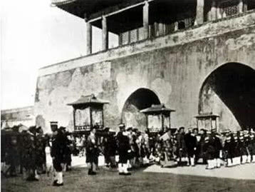 一组紫禁城老照片:溥仪戴着墨镜爬上房顶,太和