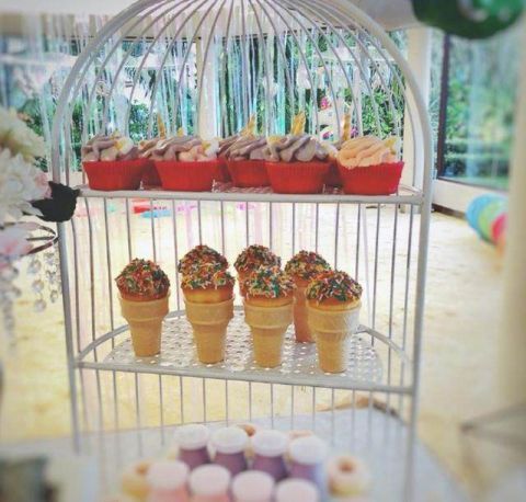 醒醒2岁了,章子怡汪峰和大女儿一起切蛋糕,这