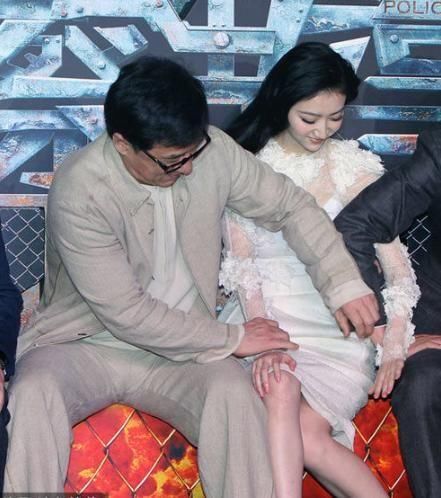 景甜抹胸裙出席活动,不过胸前面的这只手却让