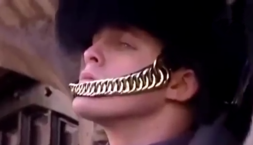 妹妹探班皇家卫兵哥哥,哥哥不能动但悄悄握住了妹妹的手 妹妹探班皇家卫兵哥哥,哥哥不能动但悄悄握住了妹妹的手