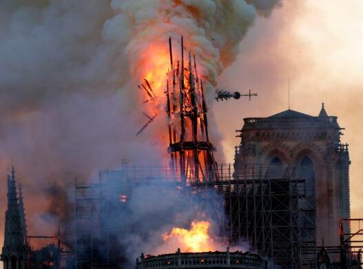 法国报纸头版聚焦巴黎圣母院大火:心已成灰