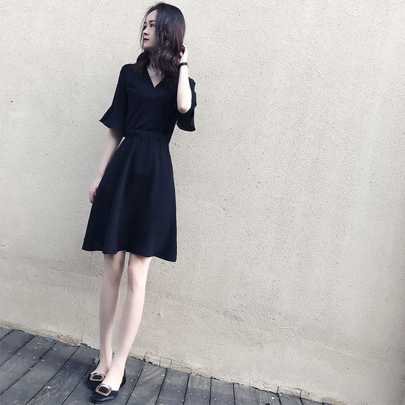 女人30岁多穿吊带裙,显瘦显美,优雅大气很是