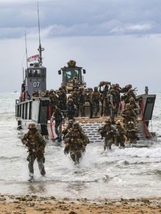 7月22日，“护身军刀-2019”军事演习在澳大利亚昆士兰的海边小镇鲍恩举行。在当日的演习中，参演国的军事人员们模拟了抢滩登陆并夺取城镇的行动。