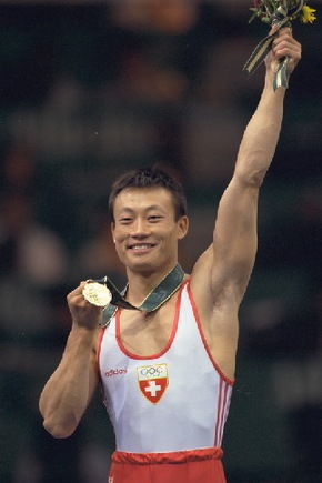 他是中国最传奇运动员 和瑞士女孩结婚被开除