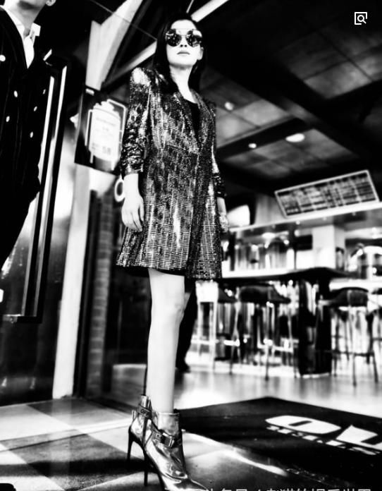 路人镜头下的高圆圆美到发光,难怪赵又廷不选