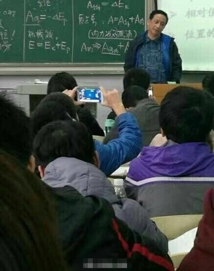 最危险是最安全!学生上课打游戏假装拍老师课件 最危险是最安全!学生上课打游戏假装拍老师课件