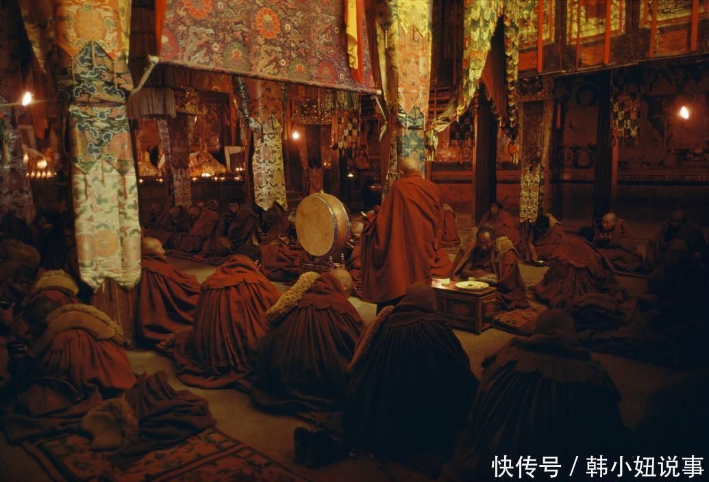 寺庙的正在诵经的僧人们.