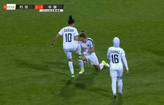 中国女足遭遇冤案! 对手明显越位球破门, 裁判